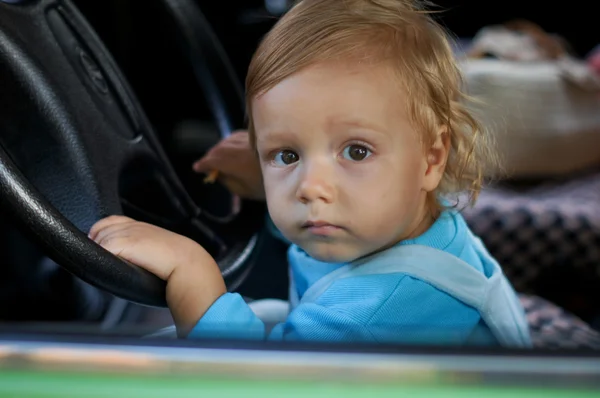 Mignon petit garçon sur une promenade — Photo