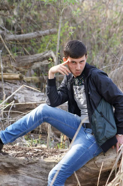 Joven caminando — Foto de Stock