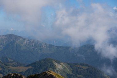 Güzel ve görkemli dağlar Kafkasya doğa rezerv