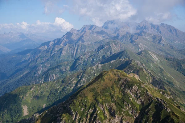 Hermosas y majestuosas montañas de la Reserva Natural del Cáucaso — Foto de Stock