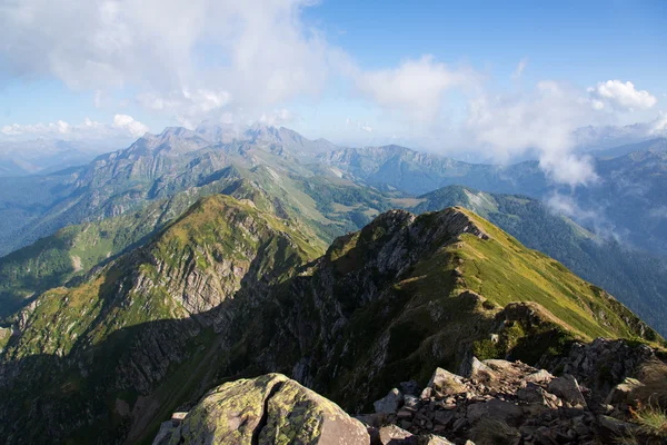 Vackra och majestätiska bergen i naturreservatet Kaukasus — Stockfoto