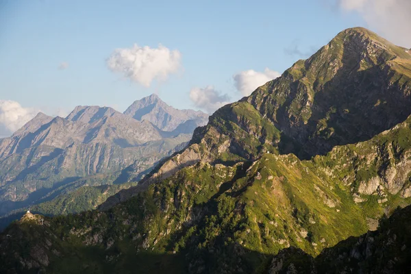 Wunderschöne und majestätische Berge des Kaukasus-Naturschutzgebietes — Stockfoto