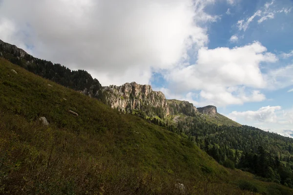 Hermosas y majestuosas montañas de la Reserva Natural del Cáucaso — Foto de Stock