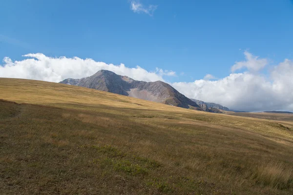 Bellissime e maestose montagne della Riserva Naturale del Caucaso — Foto Stock