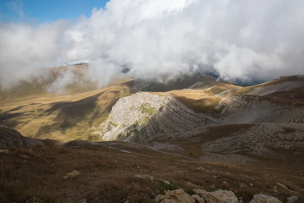 Красивые и величественные горы Кавказского заповедника — стоковое фото