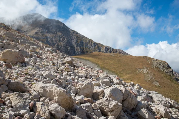 Hermosas y majestuosas montañas de la Reserva Natural del Cáucaso —  Fotos de Stock