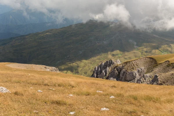 Красивые и величественные горы Кавказского заповедника — стоковое фото