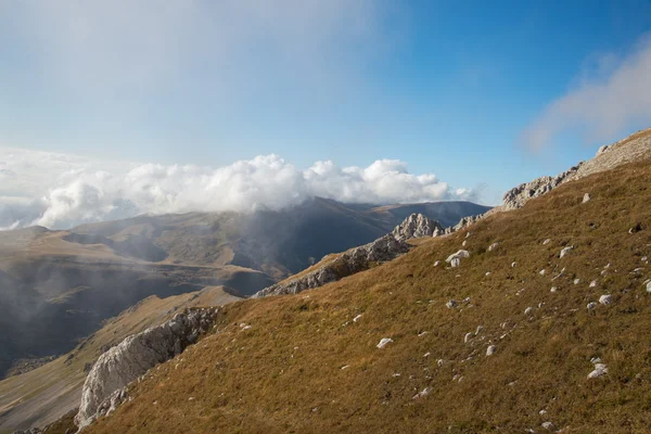 Majestuosa montaña de la reserva caucásica — Foto de Stock