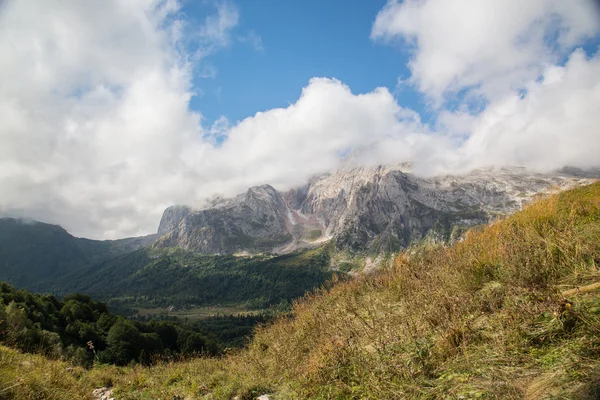 Pięknej górskiej scenerii rezerwatu przyrody Kaukazu — Zdjęcie stockowe