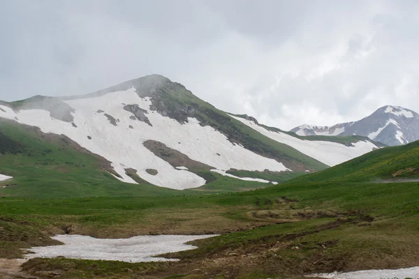 Kafkas rezervin görkemli dağ — Stok fotoğraf