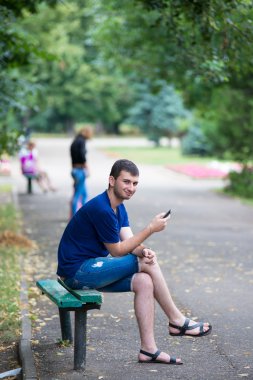 Genç adam gülümsüyor yakın çekim