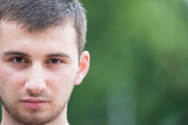 Genç adam gülümsüyor yakın çekim