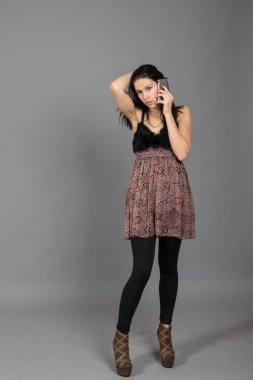 sevimli genç kız stüdyoda çekim