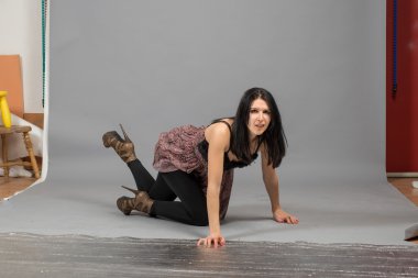 sevimli genç kız stüdyoda çekim