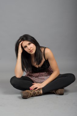 sevimli genç kız stüdyoda çekim