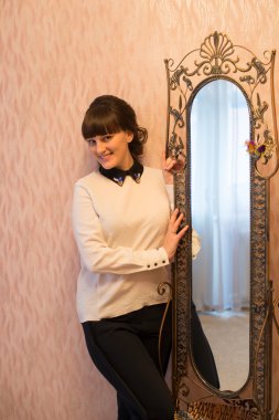 Genç güzel kız bir yürüyüş