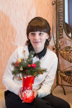 Genç güzel kız bir yürüyüş