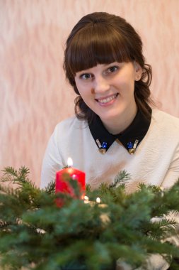 Genç güzel kız bir yürüyüş