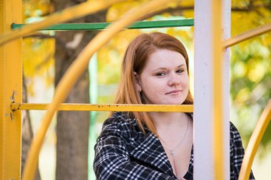 Genç güzel kız bir yürüyüş