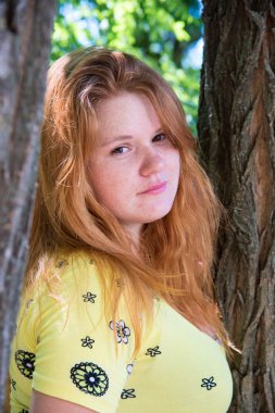 Genç güzel kız bir yürüyüş 