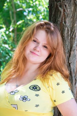 Genç güzel kız bir yürüyüş 