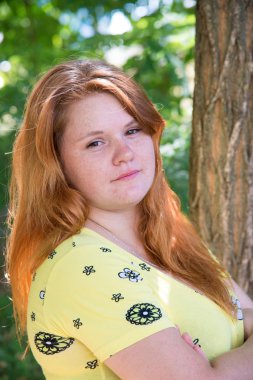 Genç güzel kız bir yürüyüş 