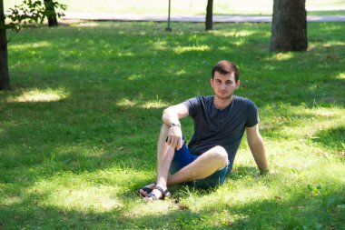 Genç adam gülümsüyor yakın çekim