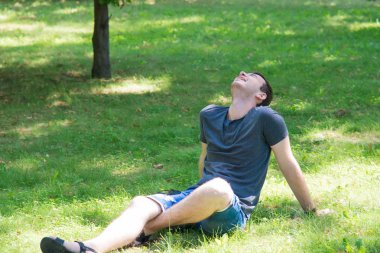 Genç adam gülümsüyor yakın çekim