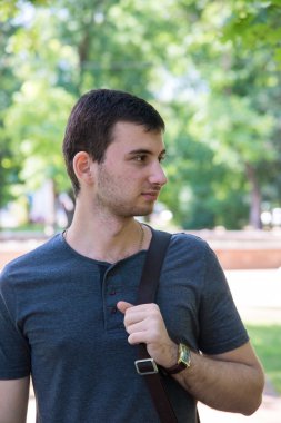 Genç adam gülümsüyor yakın çekim