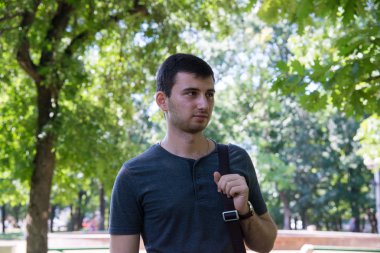 Genç adam gülümsüyor yakın çekim