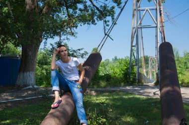 Genç güzel kız bir yürüyüş