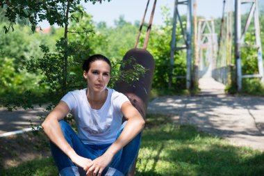 Genç güzel kız bir yürüyüş