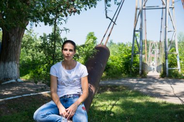 Genç güzel kız bir yürüyüş