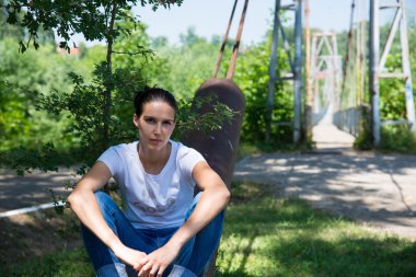 Genç güzel kız bir yürüyüş