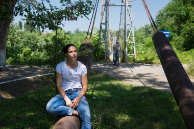 Genç güzel kız bir yürüyüş