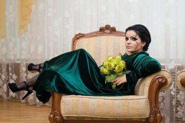 Yeşil giysili bir olağandışı güzel gelin