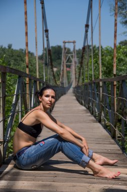 Genç güzel kız bir yürüyüş