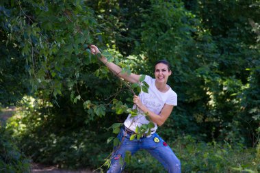 Genç güzel kız bir yürüyüş