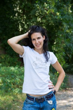 Genç güzel kız bir yürüyüş