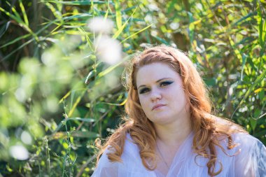 Genç güzel kız bir yürüyüş 