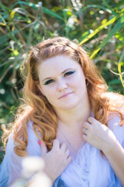 Genç güzel kız bir yürüyüş 