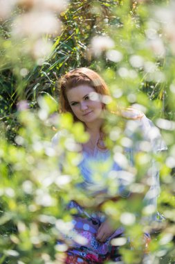 Genç güzel kız bir yürüyüş 