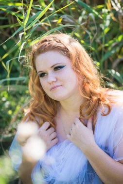 Genç güzel kız bir yürüyüş 