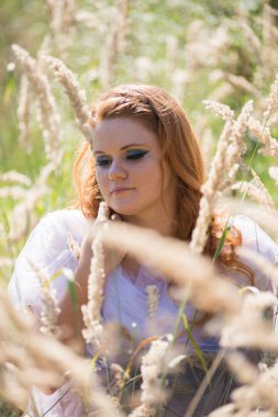 Genç güzel kız bir yürüyüş 