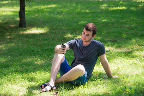 Der junge Mann lächelt aus nächster Nähe — Stockfoto