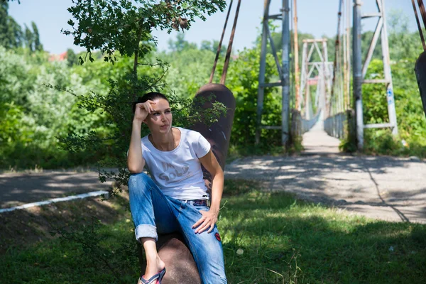 Giovane bella ragazza su una passeggiata — Foto Stock