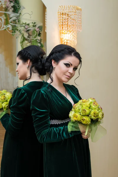 Novia hermosa inusual en un vestido verde — Foto de Stock