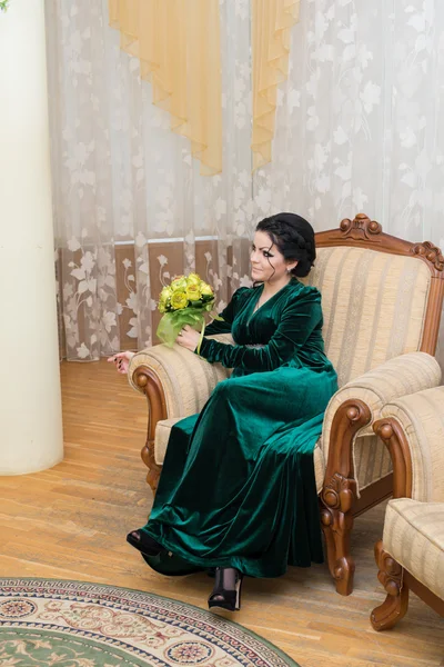 緑のドレスで珍しい美しい花嫁 — ストック写真