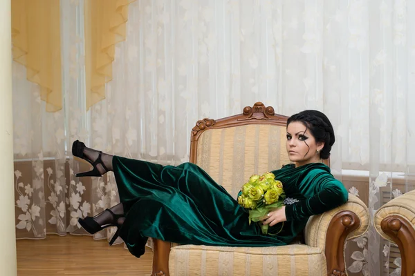 Unusual beautiful bride in a green dress — Stock Photo, Image