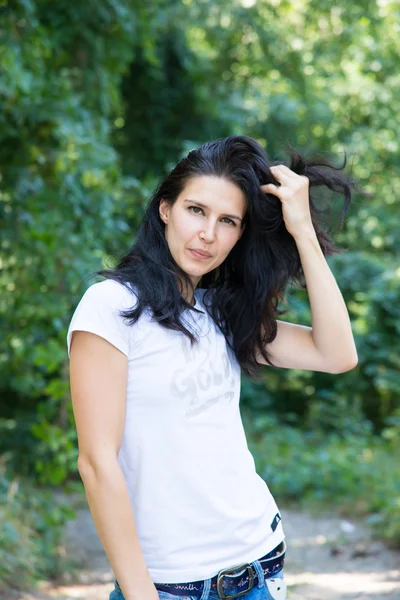 Giovane bella ragazza su una passeggiata — Foto Stock